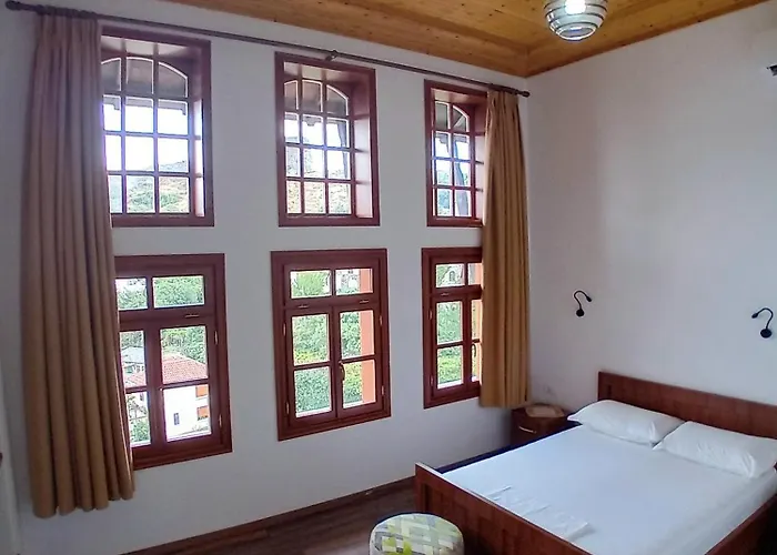 House Cela 호텔 Gjirokastër